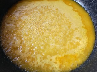 金汤鱼,锅中留底油，加入金汤调味料炒香。再加入适量的清水大火煮开。