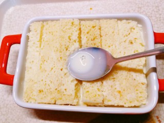 法式牛奶烤吐司,用勺子轻轻按压，便于吐司条将牛奶鸡蛋液完全吸收。