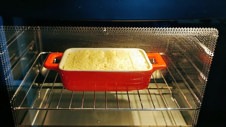 法式牛奶烤吐司,烤盘送入烤箱中层，烤箱180度预热五分钟，上下火烤25分钟。