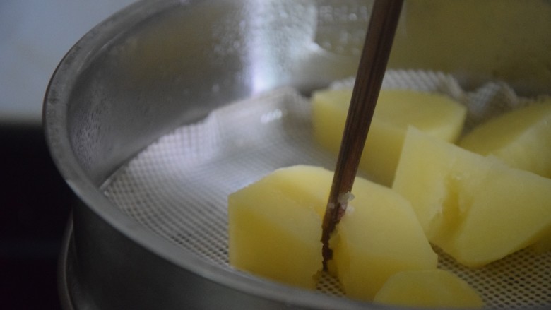 土豆泥蛋卷,土豆用筷子戳一下，轻易裂开就可以出锅了