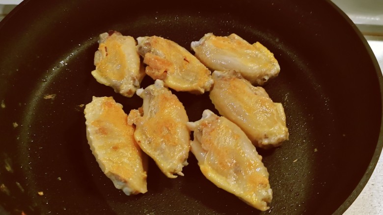雪碧鸡翅,锅中放入1汤匙食用油，放入鸡翅煎至两面金黄，出锅备用。