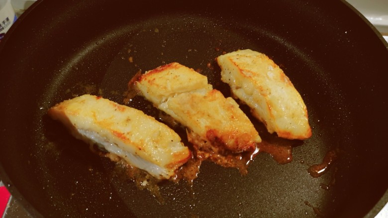 金汤鱼,2汤匙食用油加热，鱼块放入锅中煎至两面金黄，鱼块熟透。