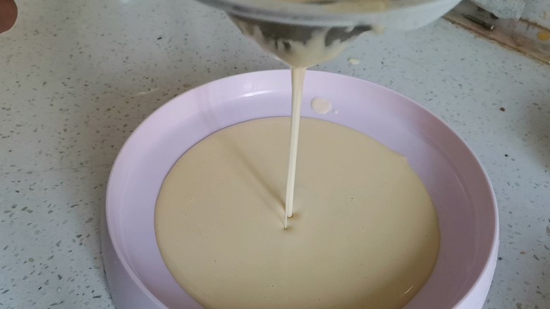 芒果千层蛋糕（薄饼机版）,再过筛到薄饼机的盆里
