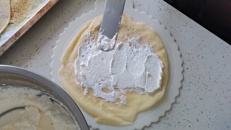 芒果千层蛋糕（薄饼机版）,盖上一张饼皮再抹上一层薄薄的奶油