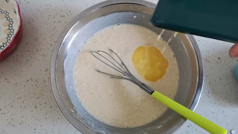 芒果千层蛋糕（薄饼机版）,加入融化好的黄油，搅拌均匀