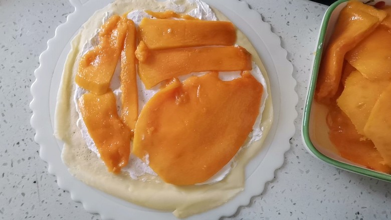 芒果千层蛋糕（薄饼机版）,铺上一层芒果