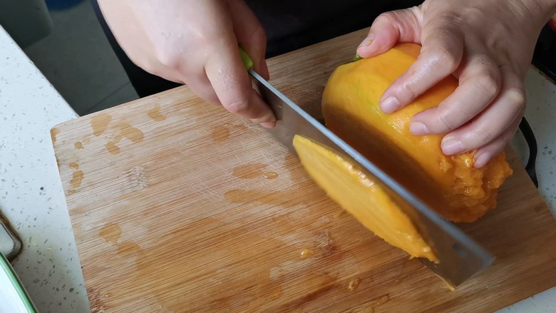 芒果千层蛋糕（薄饼机版）,然后把芒果削皮切成片