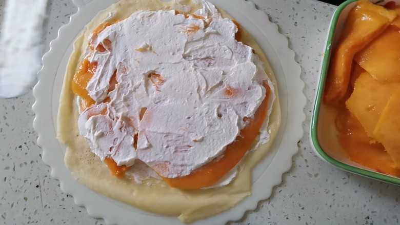 芒果千层蛋糕（薄饼机版）,把芒果上抹上一层薄薄的奶油