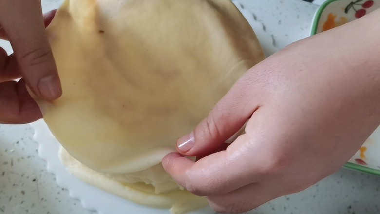 芒果千层蛋糕（薄饼机版）,这样重复操作，直到饼皮用完，大概弄了十层饼皮