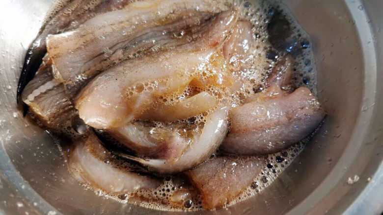 金汤鱼,龙头鱼片拌入腌鱼酱汁，抓腌15分钟