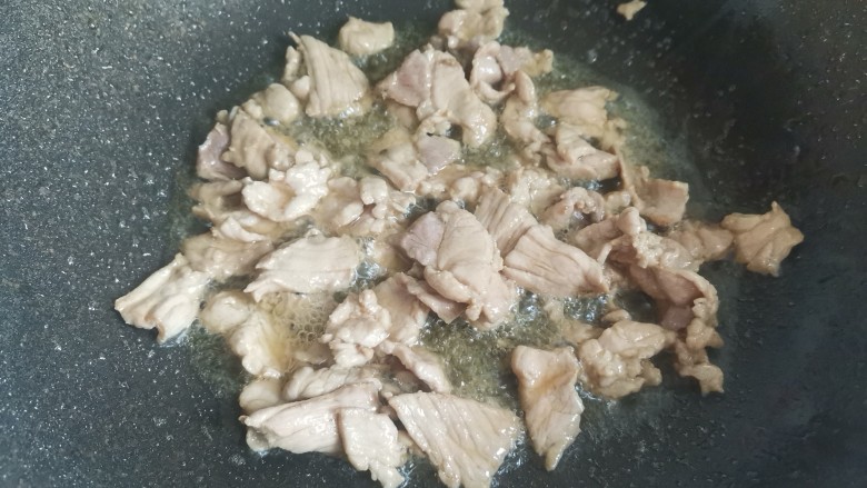 丝瓜肉片,锅烧油倒入肉片翻炒至变色