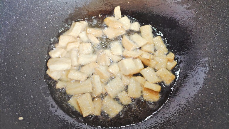 蒜苔香干,起油锅，油热后下香干，中小火煸炒至微微金黄色