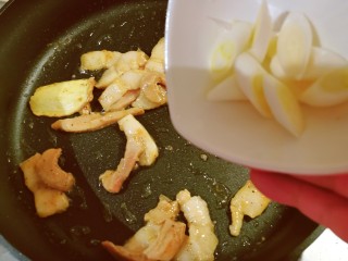 香菇肉片煲,放入葱片增香。