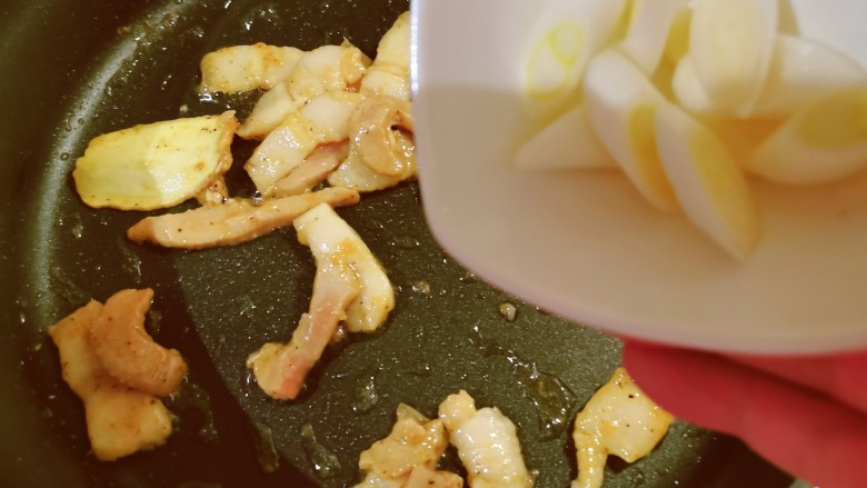 香菇肉片煲,放入葱片增香。