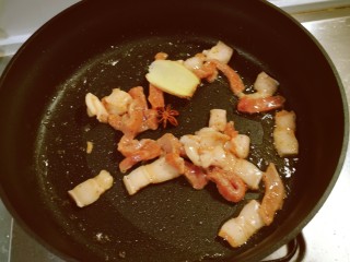 香菇肉片煲,起油锅放入食用油，油热后放入姜片、八角炒出香味，放入肉片翻炒变色。