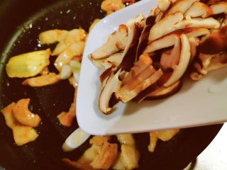 香菇肉片煲,放入香菇翻炒均匀。