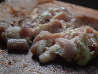 香菇肉片煲,五花肉切薄片