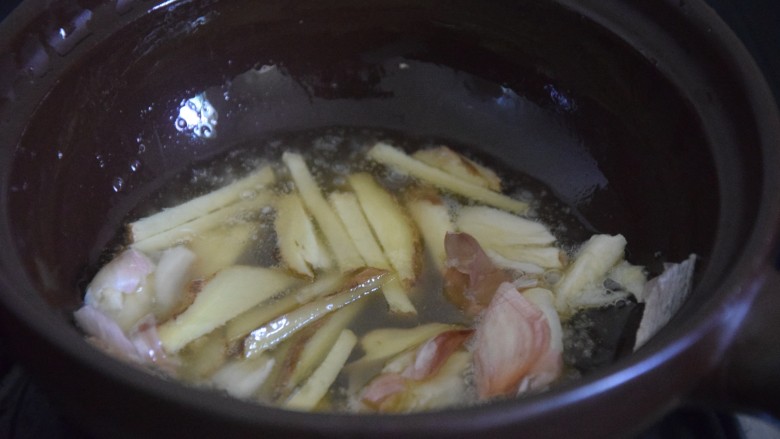 香菇肉片煲,放入大蒜和姜丝爆香