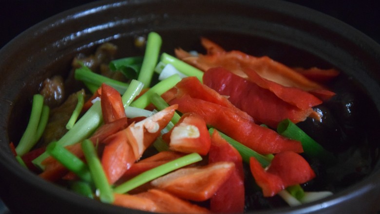香菇肉片煲,加入红椒块和葱段翻炒一分钟左右即可