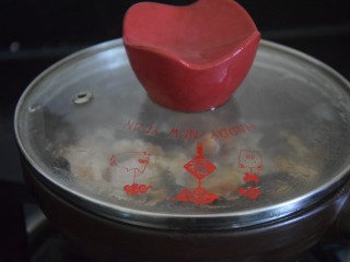 香菇肉片煲,盖上盖子小火慢煮至收汁