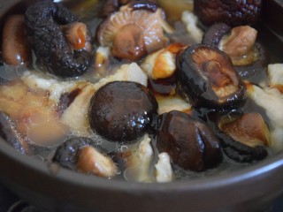 香菇肉片煲,加入生抽、老抽和蚝油，倒入浸泡香菇的水