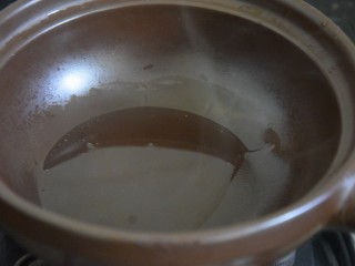 香菇肉片煲,砂锅中倒入少许油