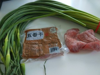 蒜苔香干,主要食材蒜苔，香干，猪里脊肉。
