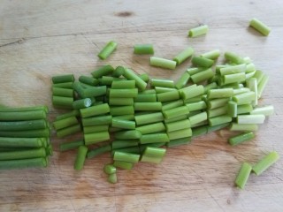 蒜苔香干,蒜苔掐头去尾洗干净切成小段。