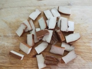 蒜苔香干,切成小块。