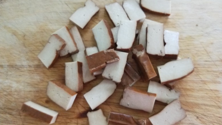 蒜苔香干,切成小块。
