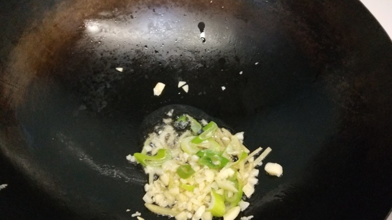 蒜苔香干,锅中留底油炒香葱姜蒜。