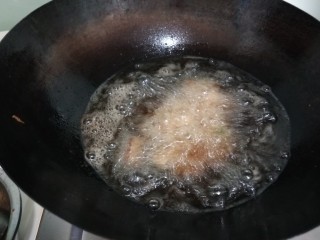 蒜苔香干,香干倒入油锅。