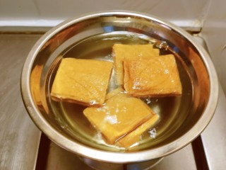 蒜苔香干,香干放入开水中煮1-2分钟捞出。