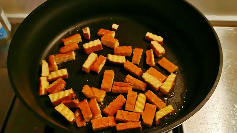 蒜苔香干,起油锅放入食用油，油热后放入香干翻炒。