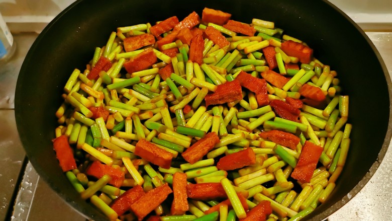 蒜苔香干,炒至蒜苔成熟度适合自己口感，关火出锅。