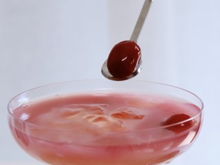 蔓越莓果冻多多,6、表面放上蔓越莓冷冻鲜果做装饰即可。