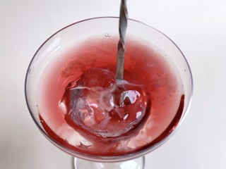 蔓越莓果冻多多,5、用勺子将养乐多导入杯子中，不要搅拌。