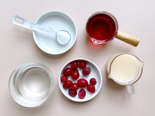 蔓越莓果冻多多,1、准备好所有食材,选用美国蔓越莓冷冻鲜果和蔓越莓汁。