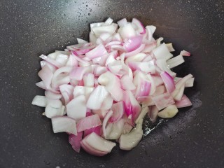 杂炒时蔬,起油锅，油热后下洋葱，翻炒十余秒