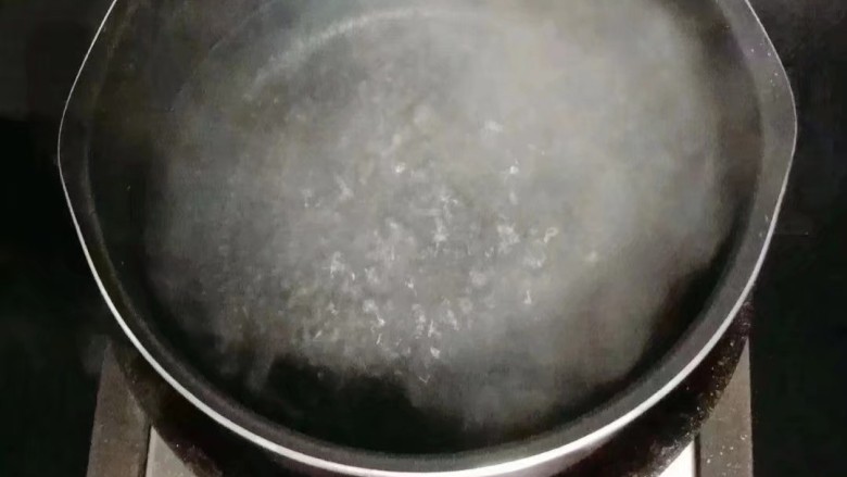 水果酒酿汤圆,锅中加水煮至沸腾
