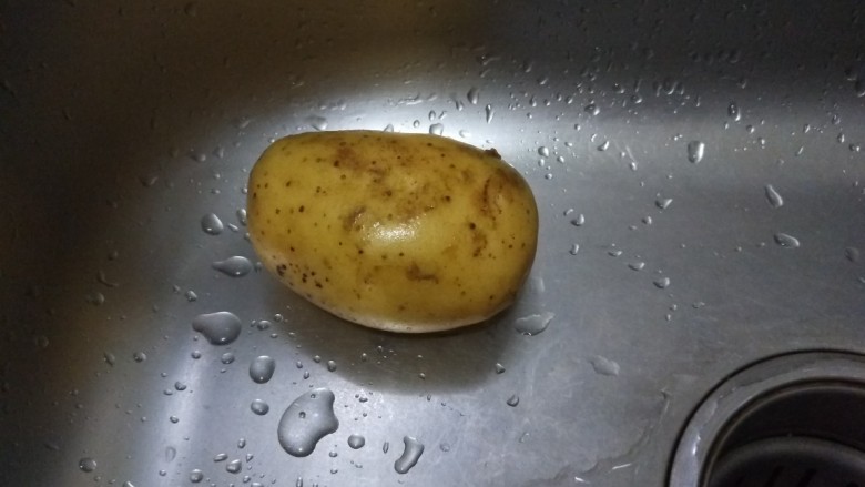 土豆泥蛋卷,土豆一个。