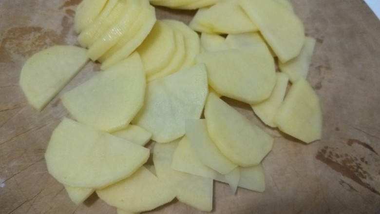 土豆泥蛋卷,切成小片。