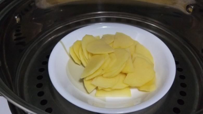 土豆泥蛋卷,放入盘中上锅蒸熟。