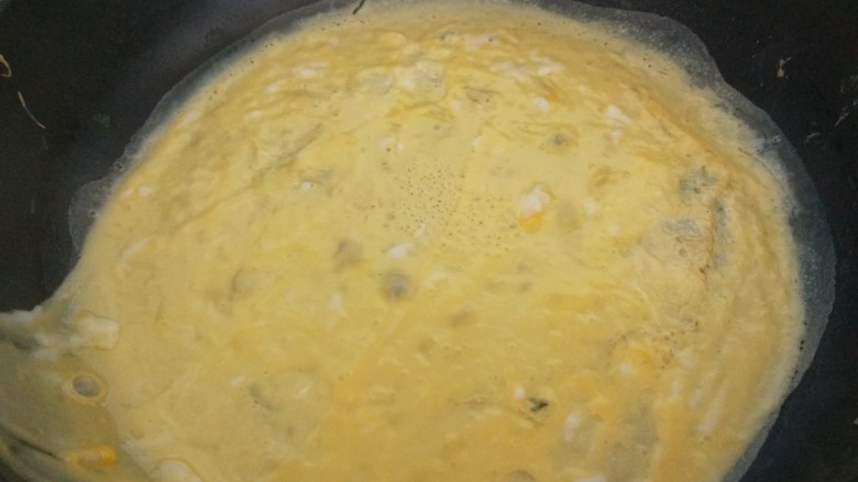 土豆泥蛋卷,平底锅刷上油烧热倒入蛋液摇晃一下摊均匀。