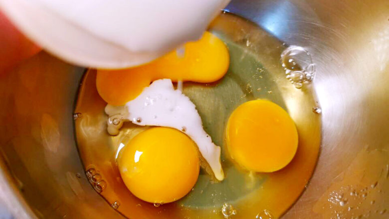 土豆泥蛋卷,敲开鸡蛋，加入一丢丢水淀粉拌匀