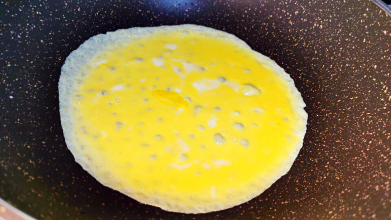 土豆泥蛋卷,锅中下少许油，倒入蛋液，大约烘1分钟即可取出，九成熟就可以