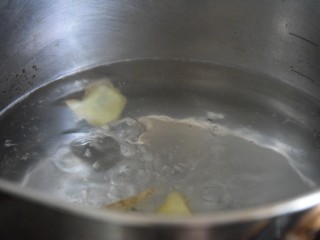 雪碧鸡翅,姜片放入水中煮开