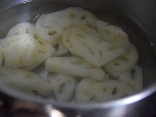 杂炒时蔬,藕片倒入开水中煮两分钟左右捞出沥干