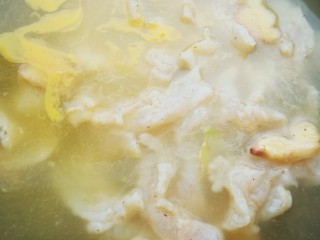 金汤鱼,下入鱼片煮熟，盛入碗中。