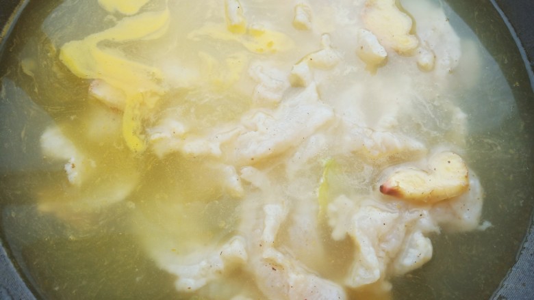 金汤鱼,下入鱼片煮熟，盛入碗中。